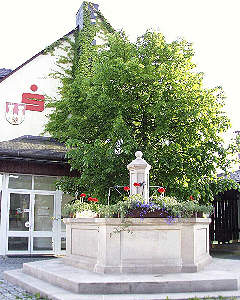 Der Brunnen vor der Sparkasse in Teuschnitz